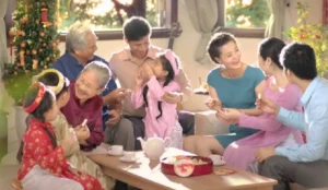 A short video centered on the year-end dinner, where the product appears naturally as part of the family gathering.